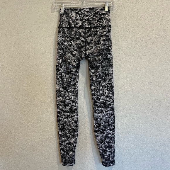 Lululemon Wunder Under Tight 28” in Misted Jacquard in Black and White Luxtreme - Picture 7 of 11